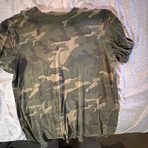 American Eagle Outfitters Green and Tan Short Sleeve Tee